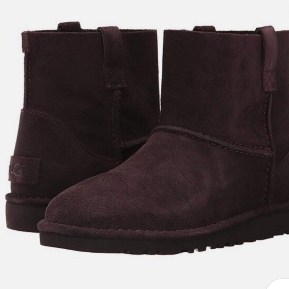 UGG CLASSIC UNLINED MINI
STOUT BOOTS like new
